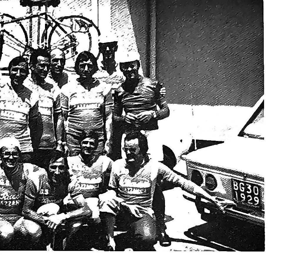 Ciclisti della Recastello riuniti accanto alle biciclette