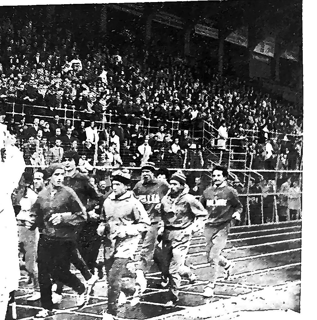 Atleti e pubblico sulla pista dello stadio Comunale di Bergamo
