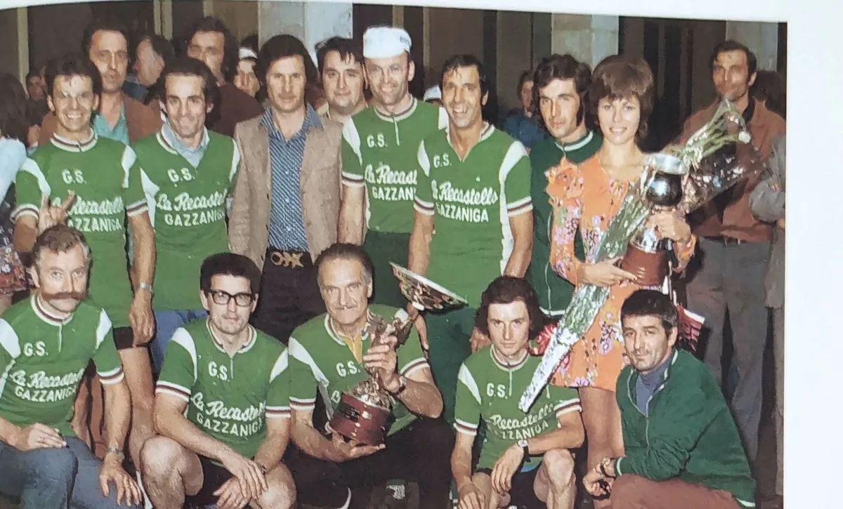 La squadra ciclistica dopo la vittoria alla cronoscalata Leffe–Monte Croce